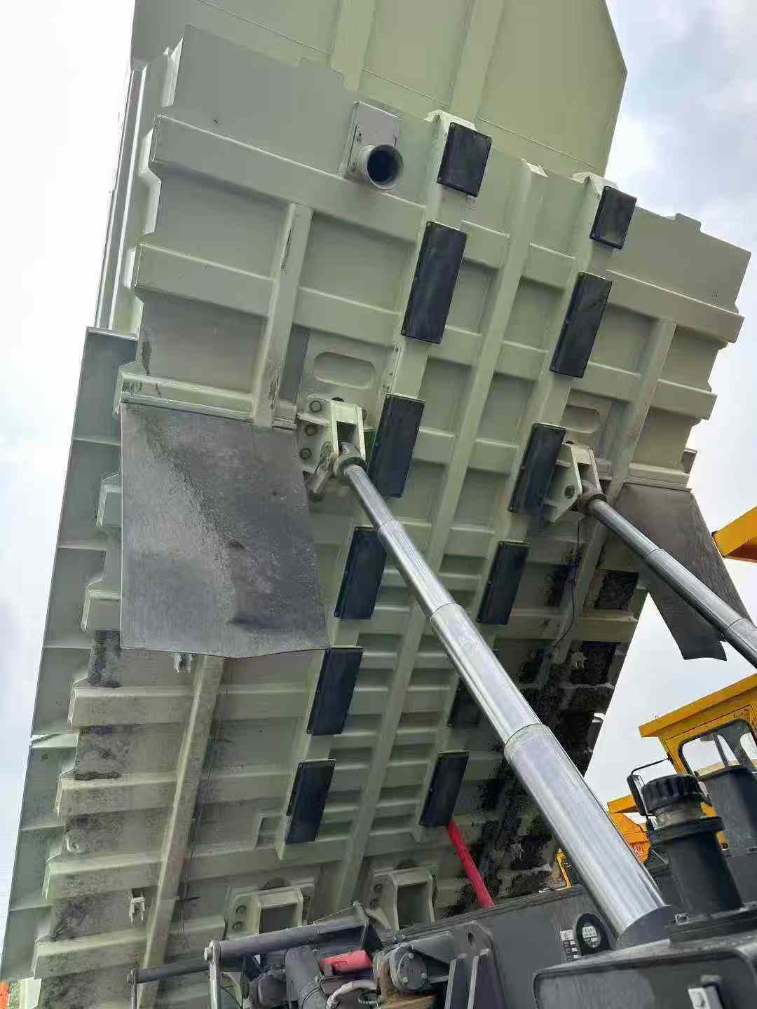 Oil-Electric Hybrid RTH Lingong 106 Fleet 2022 - Image 3