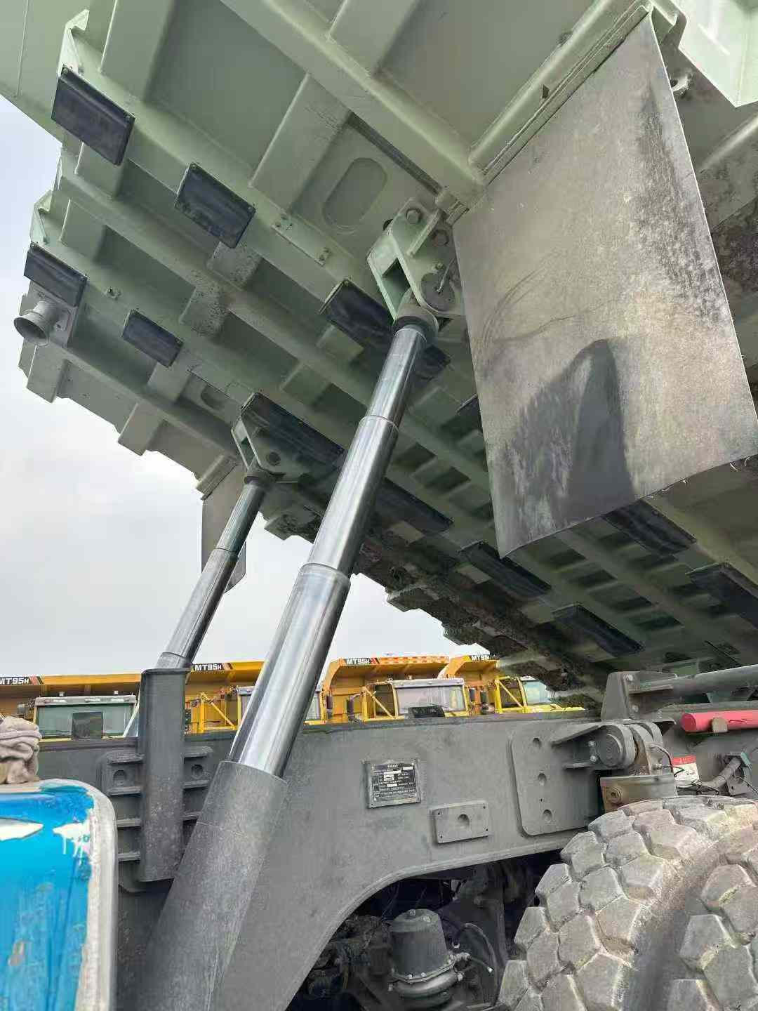 Oil-Electric Hybrid RTH Lingong 106 Fleet 2022 - Image 4