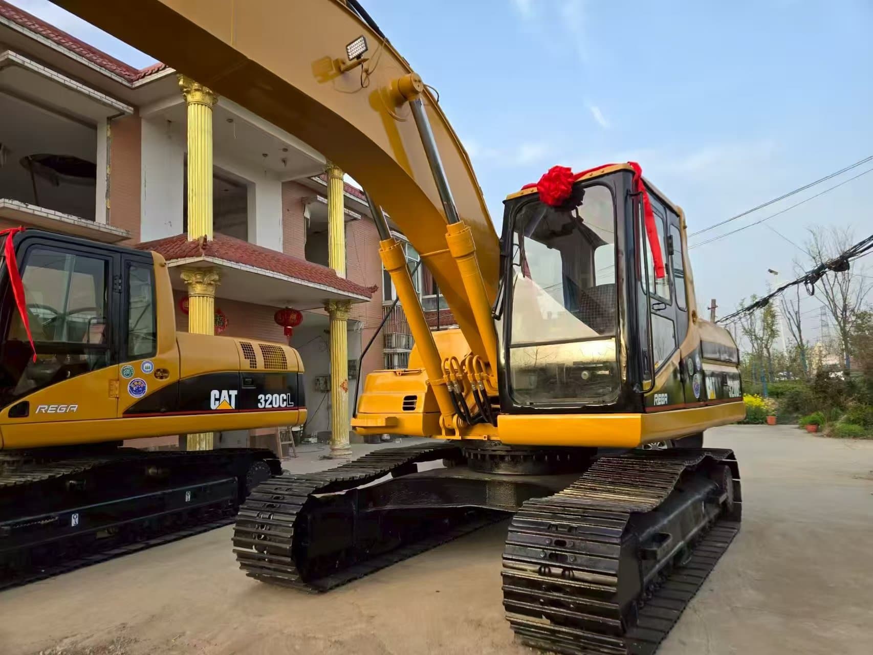 Hyundai 305 Excavator - Image 2
