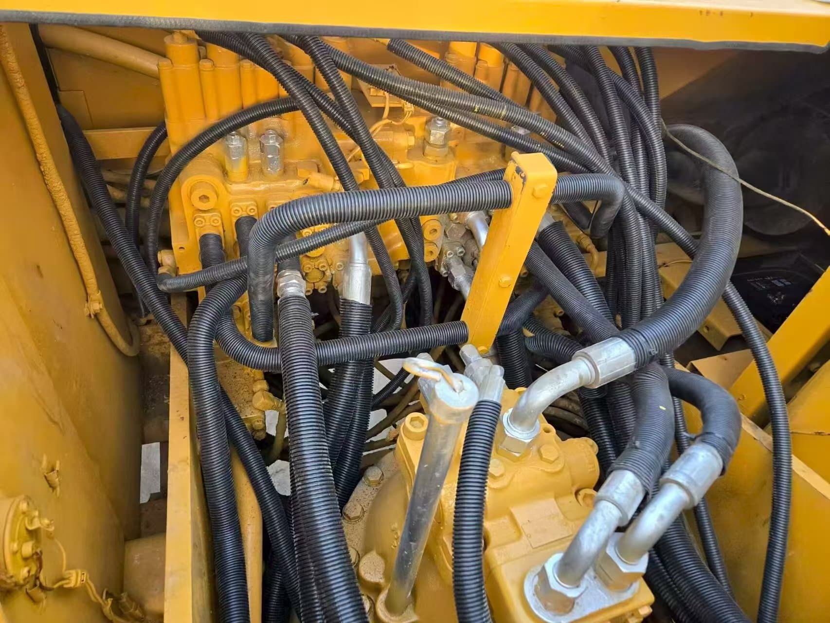 Doosan DH225 Excavator - Image 2